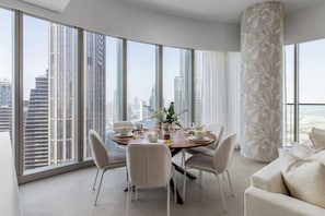 Deluxe Apartment, 3 Bedrooms, Non Smoking | In-room dining