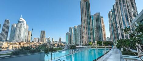 Una piscina al aire libre