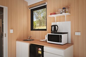 Een koelkast, een microgolfoven, een kookplaat