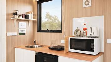 Réfrigérateur, four à micro-ondes, surface de cuisson, cafetière-théière