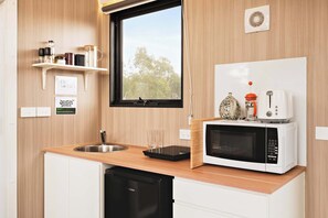 Frigorífico, microondas, placa de cocina y cafetera o tetera