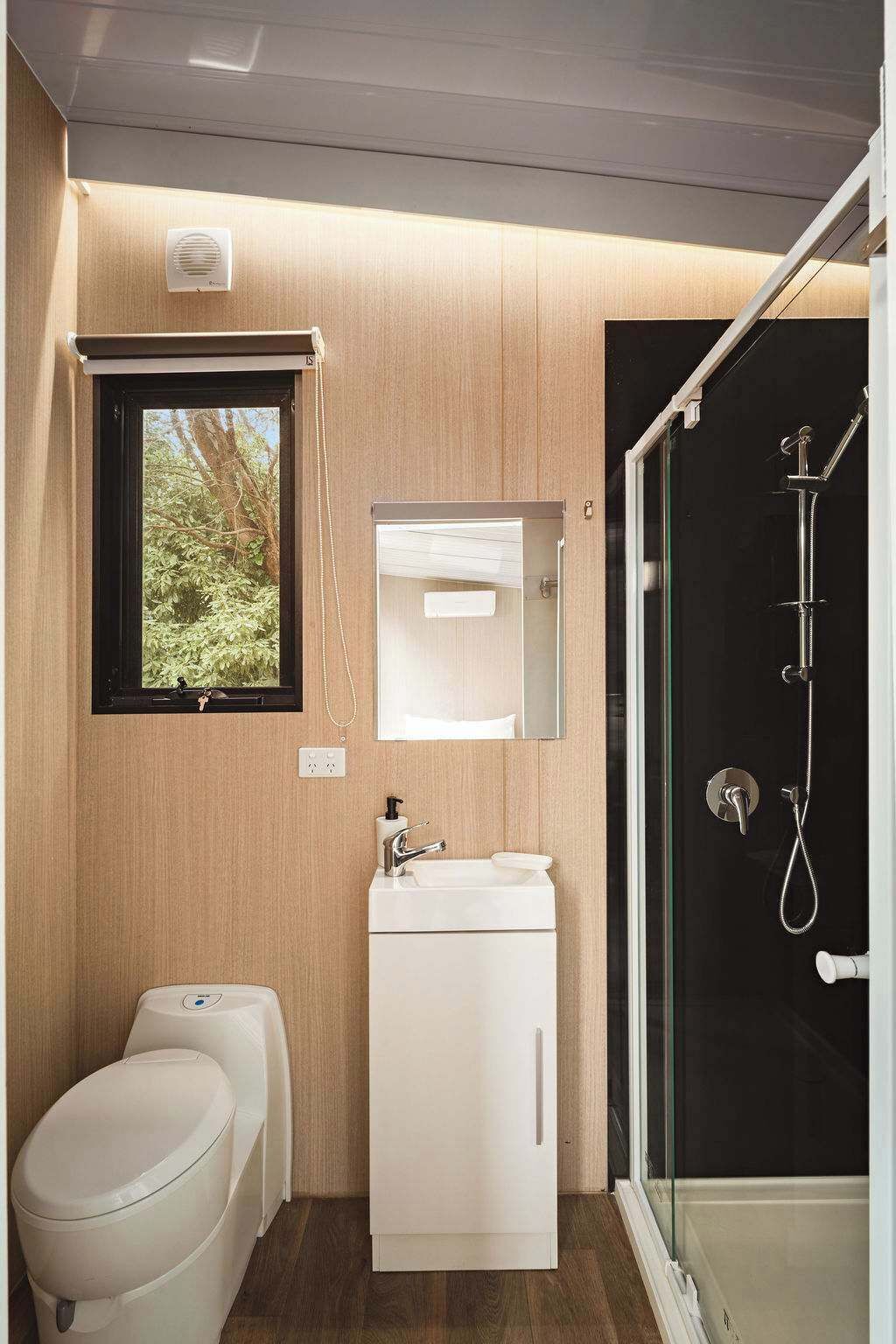 Douche, sèche-cheveux, serviettes fournies