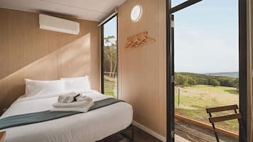 1 bedroom, bed sheets