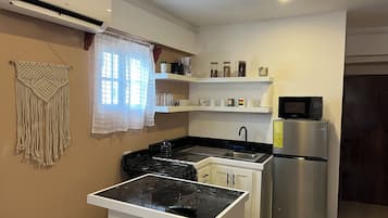 Deluxe Apartment, Air conditioning, City View | Private kitchen