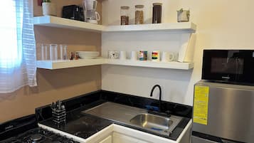 Deluxe Apartment, Air conditioning, City View | Private kitchen