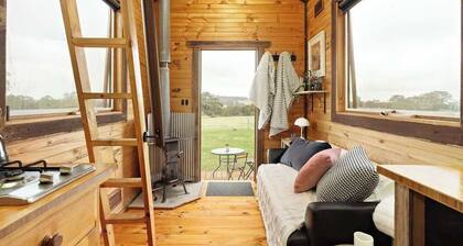 Hillsview Cottage by Tiny Away