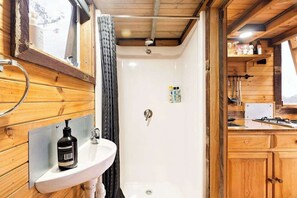 Een douche, handdoeken, shampoo