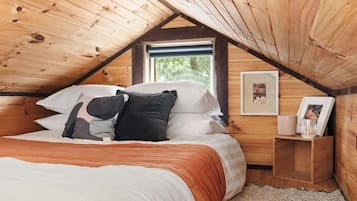 1 bedroom, bed sheets