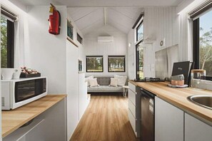 Réfrigérateur, micro-ondes, plaque de cuisson, cafetiÚre/bouilloire