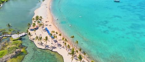 Una playa cerca, sillas reclinables de playa, toallas de playa
