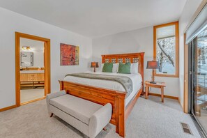 4 bedrooms, desk, WiFi, bed sheets