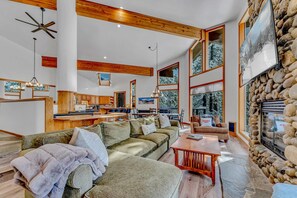 TV, fireplace, offices - Skidder Chalet: Hot Tub & Sauna! (Truckee)