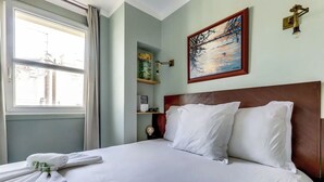 1 habitación, escritorio, tabla de planchar con plancha y wifi gratis 