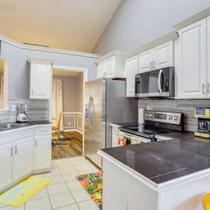 Fridge, microwave, oven, stovetop - Spacious & Pet-Friendly Family Home Near Shopping and Amenities !!! (Lawrenceville)