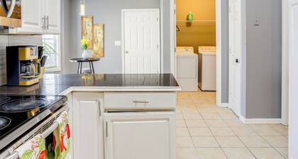 Spacious & Pet-Friendly Family Home Near Shopping and Amenities !!!