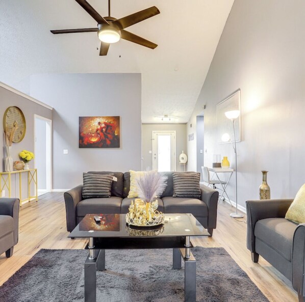 Smart TV, fireplace, ping pong - Spacious & Pet-Friendly Family Home Near Shopping and Amenities !!! (Lawrenceville)