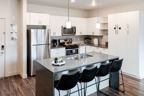 Jääkaappi, mikroaaltouuni, uuni, liesi