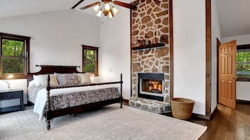 6 bedrooms, iron/ironing board, WiFi, bed sheets