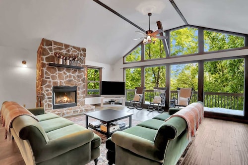 Mountain lodge w/hot tub & game room