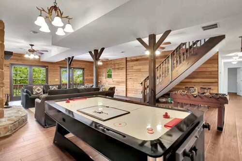Mountain lodge w/hot tub & game room