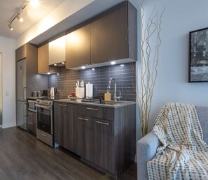 Réfrigérateur, micro-ondes, four, plaque de cuisson