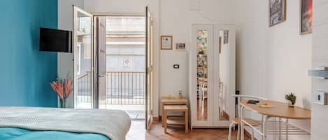 1 habitación, escritorio, tabla de planchar con plancha y cuna de viaje