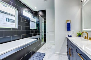 Baignoire à remous, séchoir à cheveux, serviettes fournies, savon