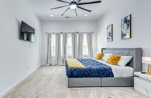 3 habitaciones, tabla de planchar con plancha y cuna de viaje 