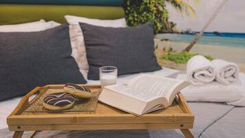 Een strijkplank/strijkijzer, wifi, beddengoed