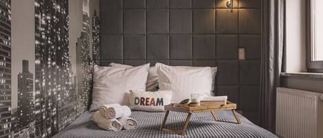 Een strijkplank/strijkijzer, wifi, beddengoed