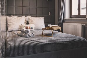 Tabla de planchar con plancha, wifi y ropa de cama