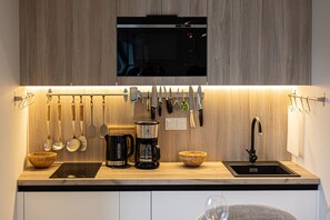 Fridge, microwave, stovetop, dishwasher