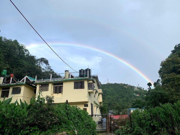Vista frontal de la propiedad