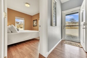 4 chambres, fer et planche à repasser, lit de bébé portatif