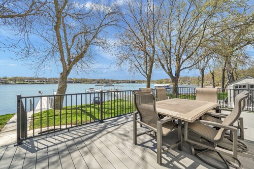 Rock`n Reel Lake House on East Lake Okoboji (Lakefront)