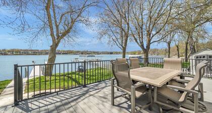 Rock`n Reel Lake House on East Lake Okoboji (Lakefront)