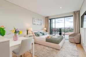 1 habitación, tabla de planchar con plancha y cuna de viaje 