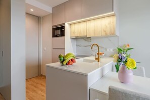 Een koelkast, een microgolfoven, een kookplaat, een vaatwasser