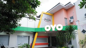 A building with a sign reading "Desa Puri Superfood" and a prominent "OYO" logo. - Hotel O near Jogja Expo Center formerly Hotel Desa Puri (Baturetno)