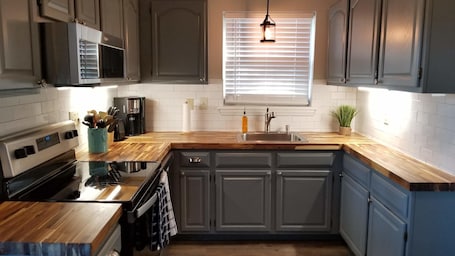 Fridge, microwave, oven, stovetop. Cozy and Clean in Downtown Morristown