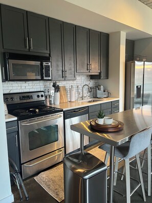 Private kitchen - Modern 2-bedroom condo, 2 bath condo in prime Atlanta  Beltline location (Atlanta)