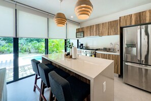 Een koelkast, een magnetron, een oven, een kookplaat