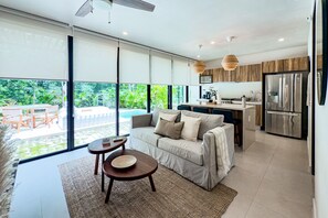 Een televisie en een tafeltennistafel