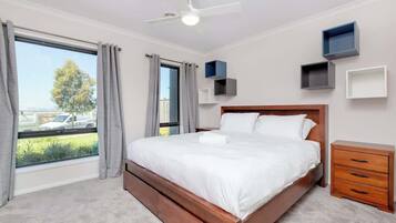 5 bedrooms, iron/ironing board, WiFi, bed sheets