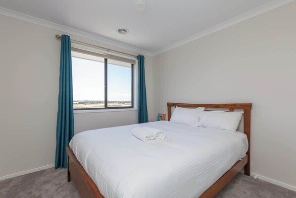 5 عدّة غرف نوم ومكواة/لوح كي وواي فاي وملاءات أسرّة