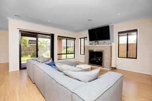 テレビ、書斎 / ワークスペース