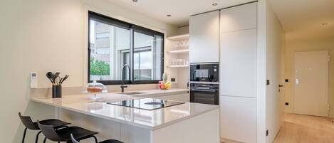 Réfrigérateur, four à micro-ondes, un four, surface de cuisson