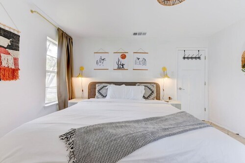 Downtown - Walk to Wimberley Square! Shiner Bungalow @ Beer Ranch Project Inn