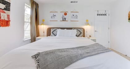 Downtown - Walk to Wimberley Square! Shiner Bungalow @ Beer Ranch Project Inn