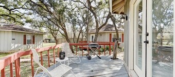 Downtown - Walk to Wimberley Square! Shiner Bungalow @ Beer Ranch Project Inn